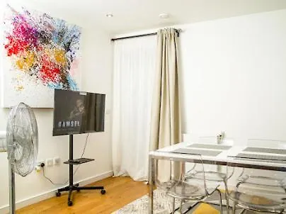 Kayz Lodge- Luxury Ensuite-Private & Shared Accommodation In A New House At The Olympic Village Overlooking Stratford Westfield And Tube Station Londres Royaume-Uni